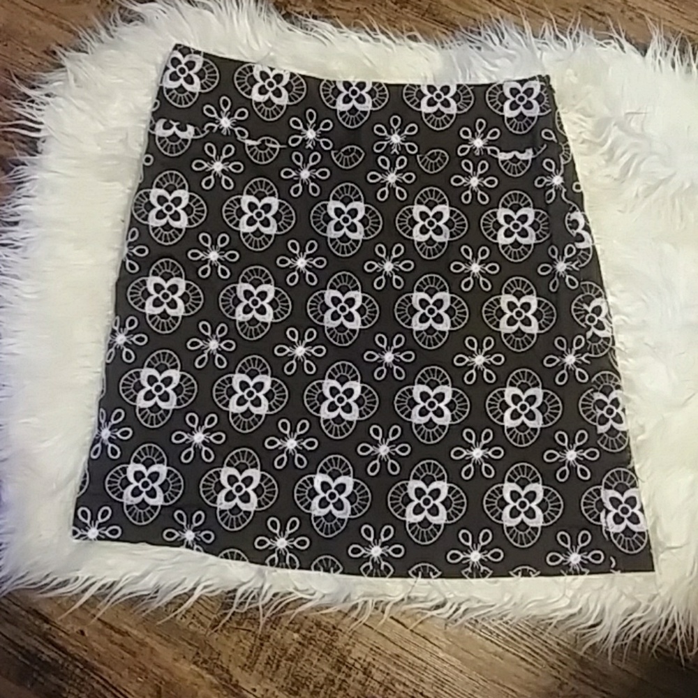 Loft size 6 brown and white skirt